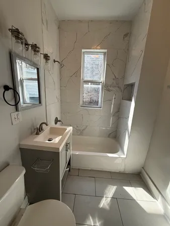 $2,000 | 6833 South Calumet Avenue, Unit 2, Chicago, IL 60637