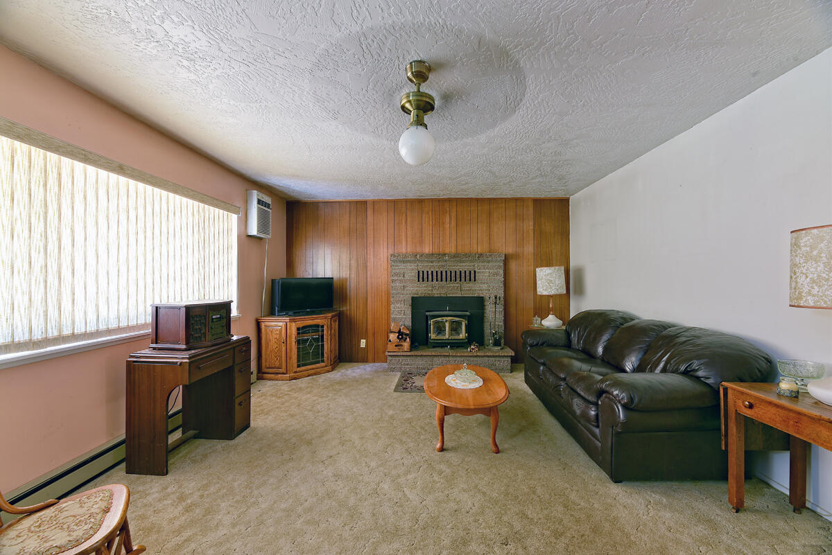 110 Cheney Creek Road Grants Pass, OR 97527 - Photo 5 of 17 DSC_2106