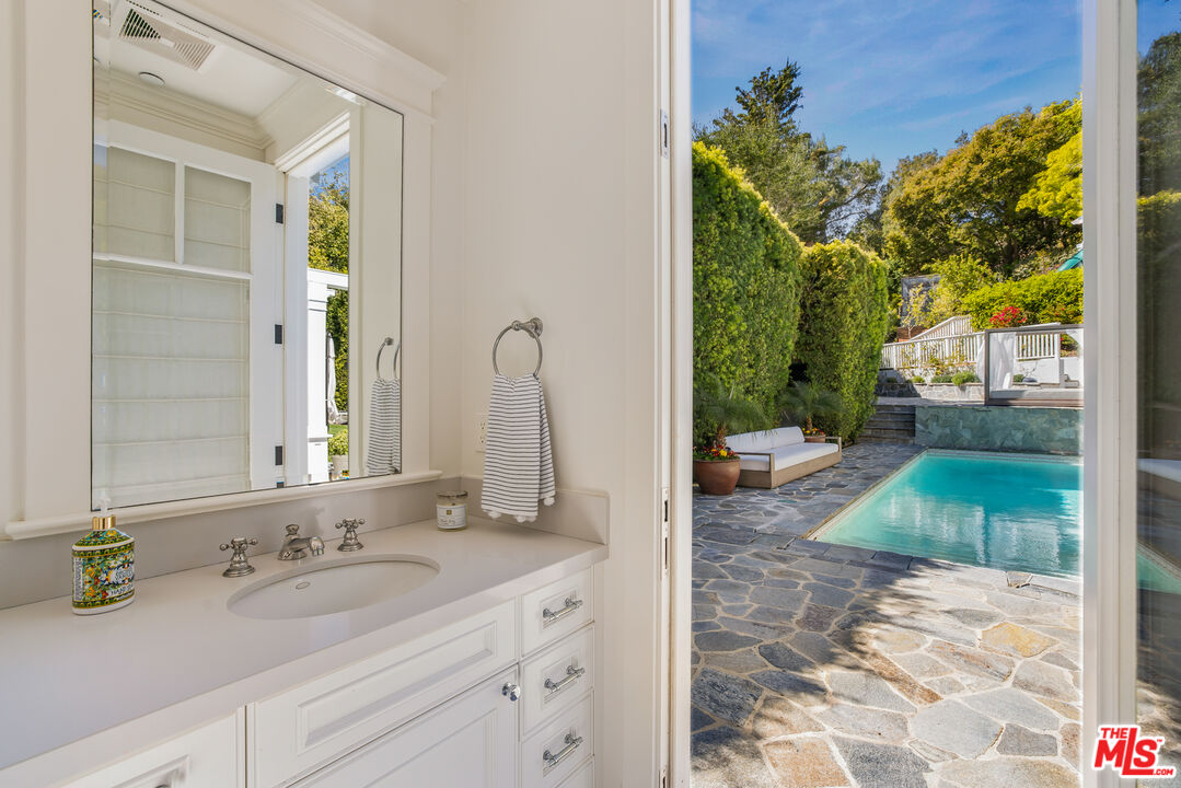 13153 Rivers Road Los Angeles, CA 90049 - Photo 33 of 40