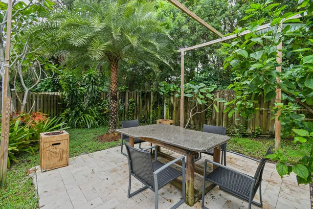 $670,000 | 4576 Thornwood Circle, Palm Beach Gardens, FL 33418