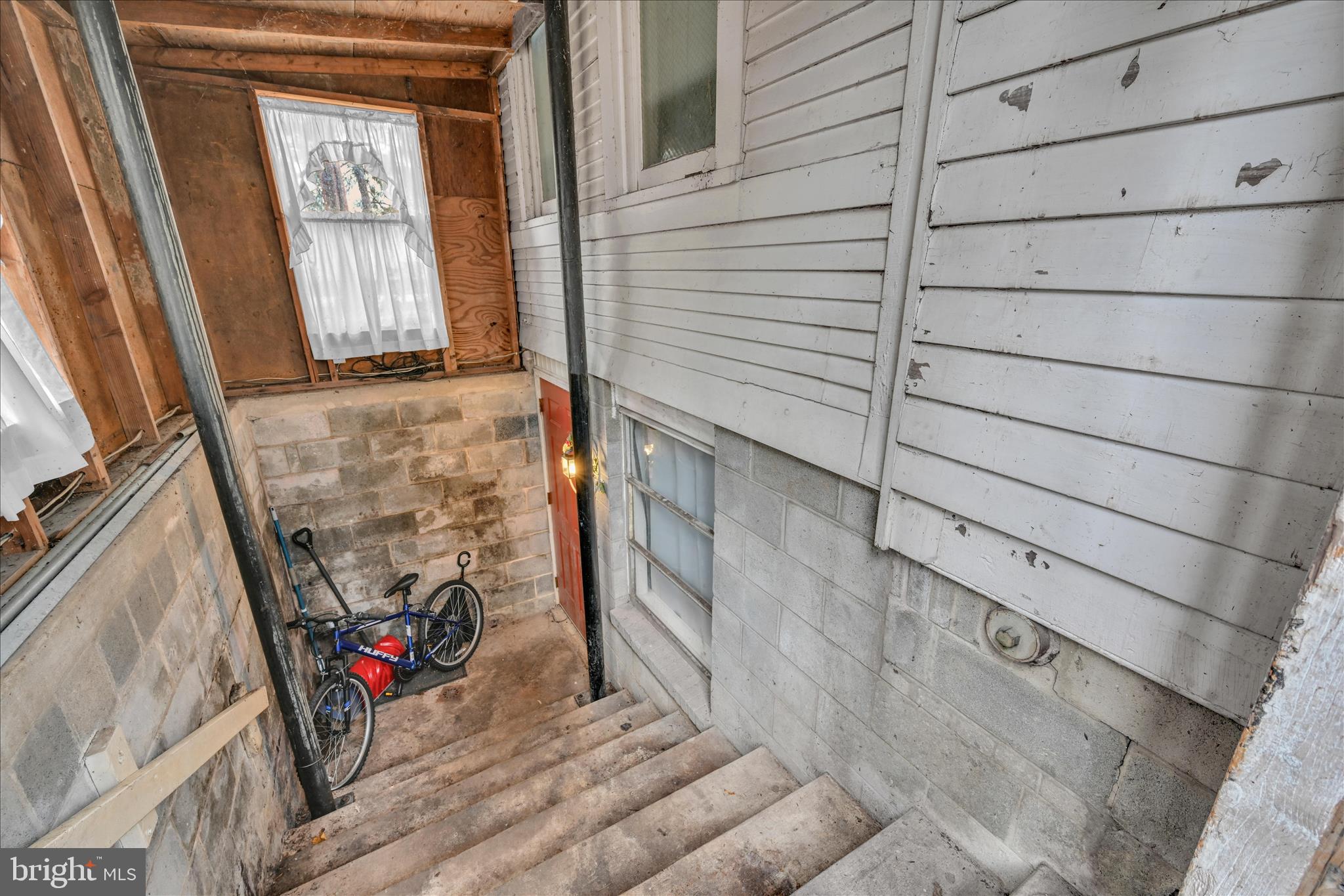 539 Linden Avenue York, PA 17404 - Photo 16 of 51 Common - Staircase