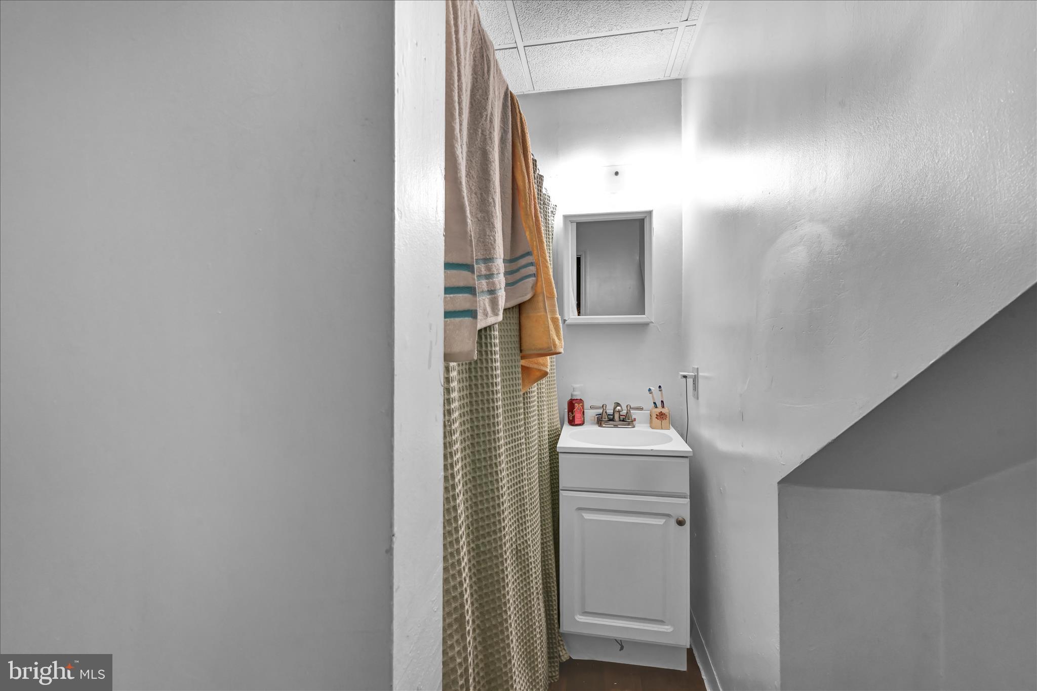 539 Linden Avenue York, PA 17404 - Photo 31 of 51 Apartment 2 - Bathroom