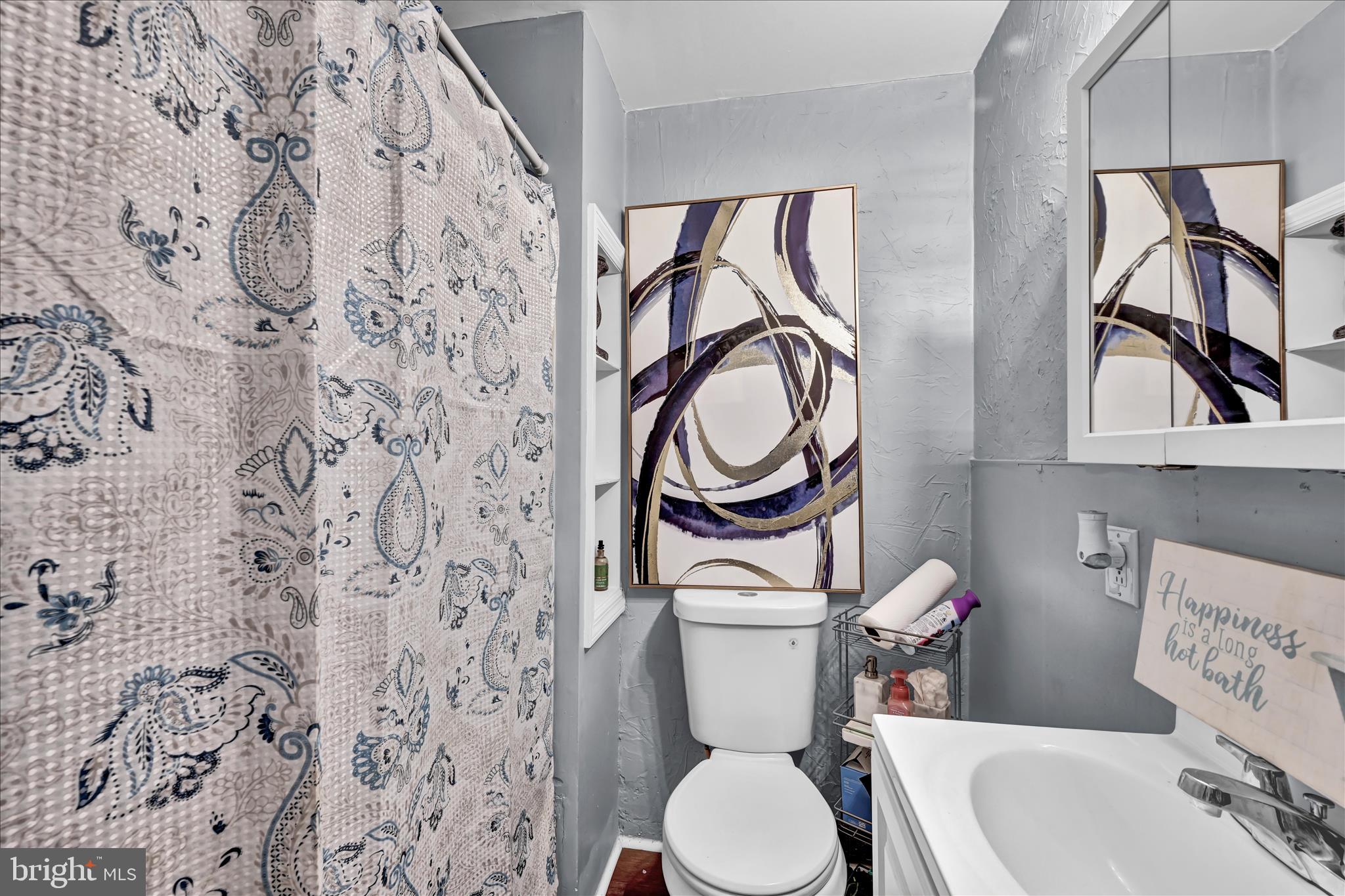 539 Linden Avenue York, PA 17404 - Photo 37 of 51 Apartment 4 - Bathroom