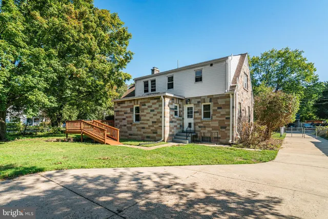a view of a back yard of the house