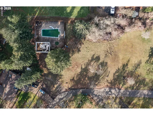 a view of house with green field