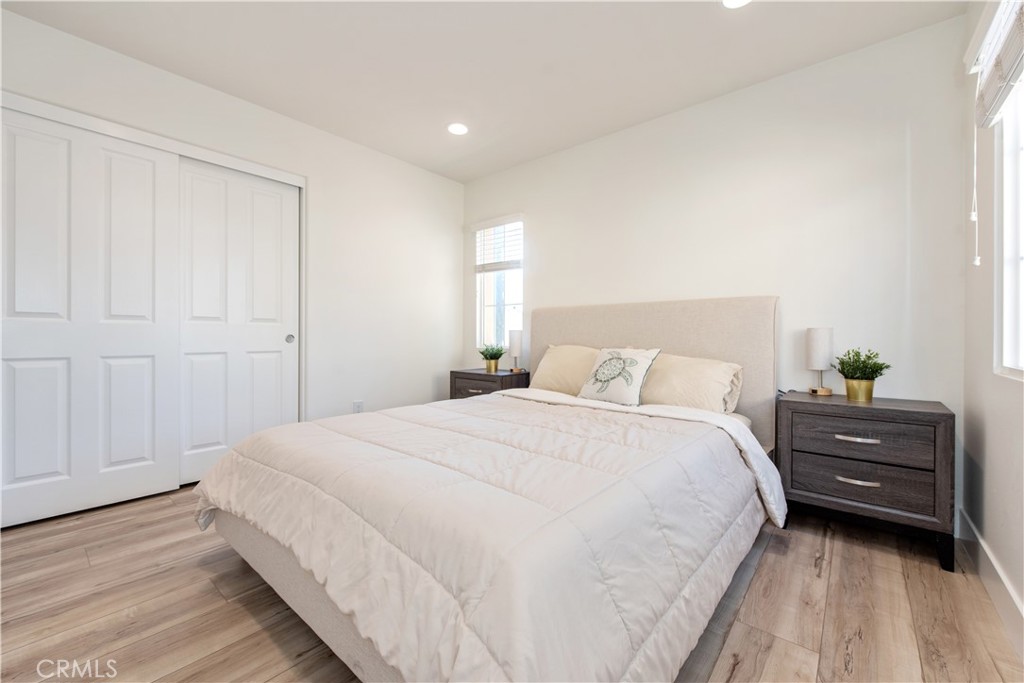 94 Chantilly Irvine, CA 92620 - Photo 22 of 30 a bedroom with a bed and a dresser