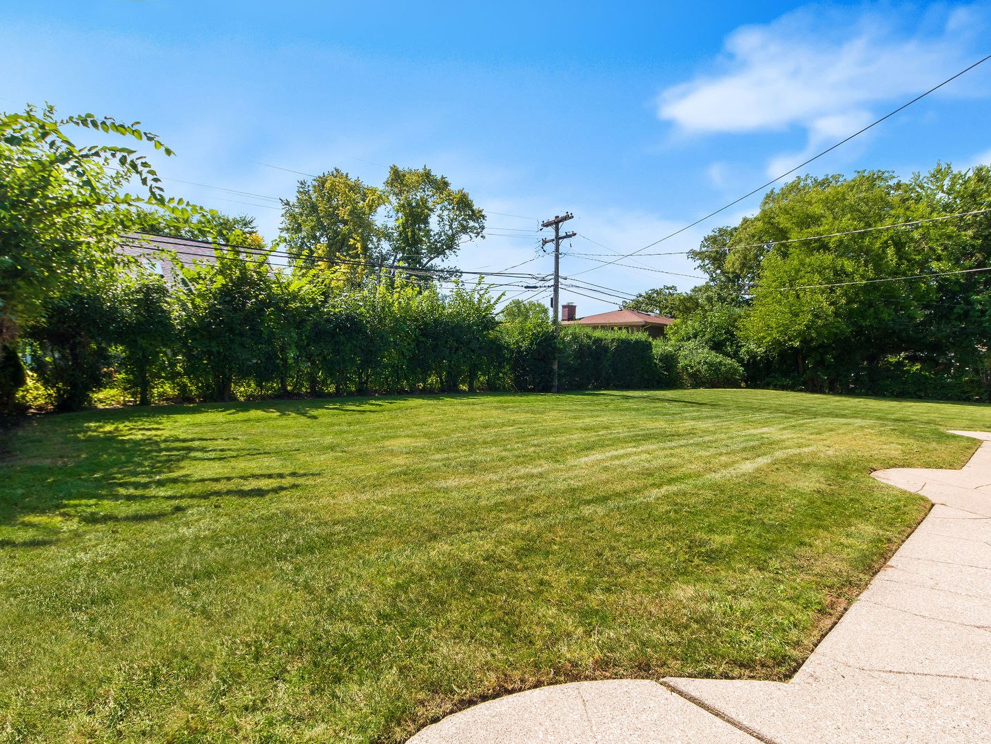 4343 Davis Street Skokie, IL 60076 - Photo 36 of 41 a view of a garden