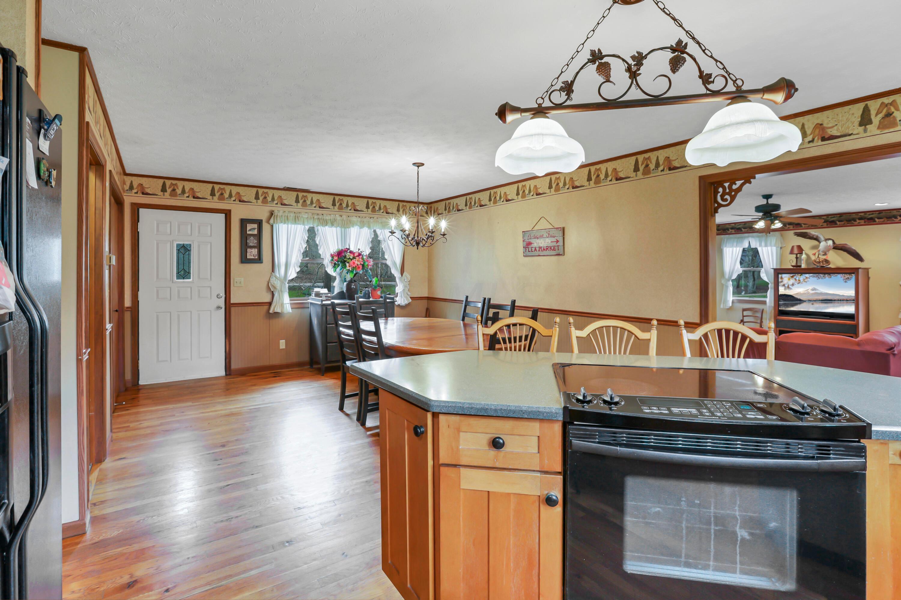 6730 Coonpath Road Northwest Carroll, OH 43112 - Photo 15 of 41 stove in island