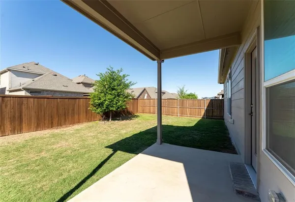 a view of back yard of the house