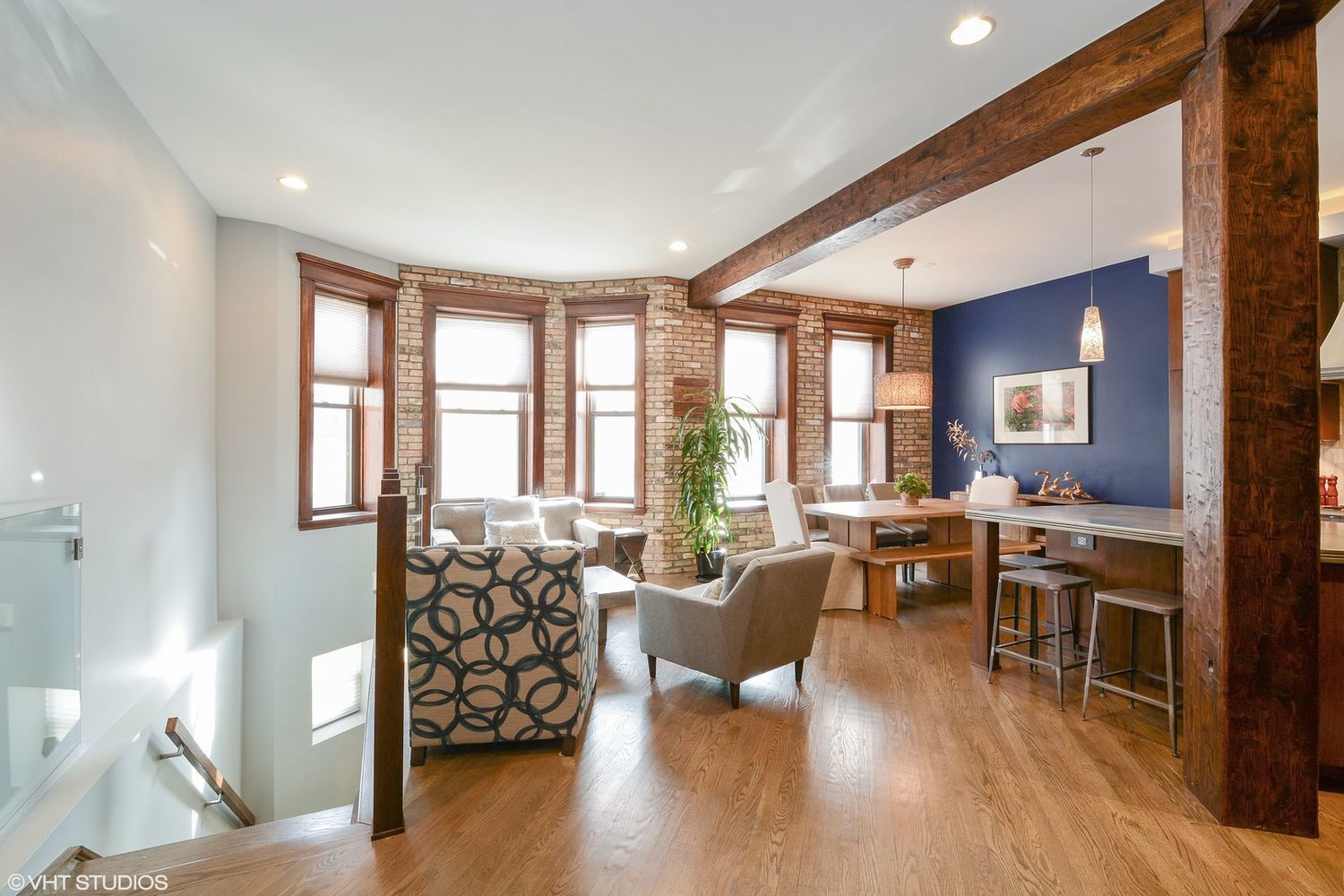 2608 North Dayton Street, Unit 1S Chicago, IL 60614 - Photo 2 of 17 a living room with furniture and wooden floor