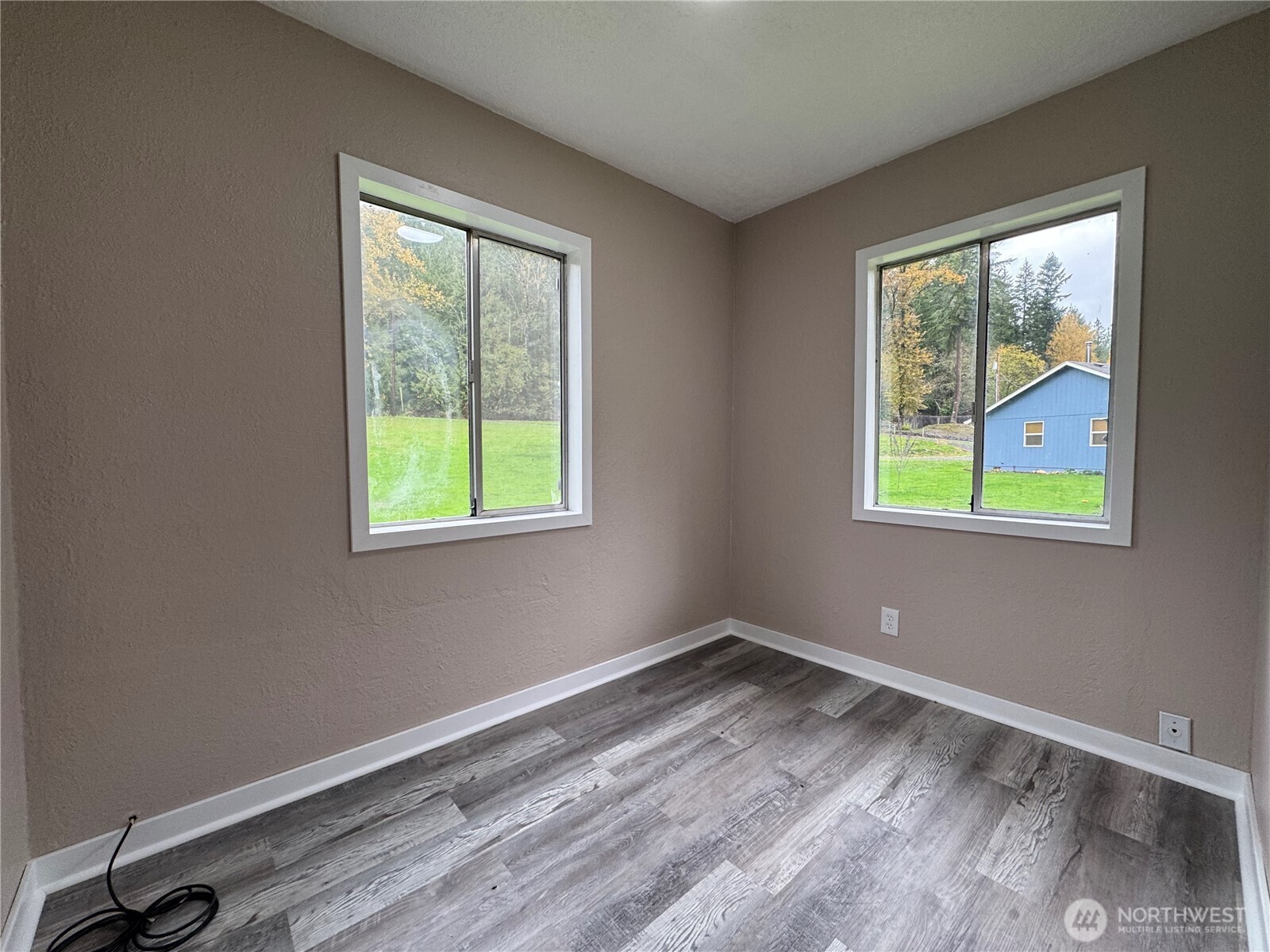 212 McGeary Road Kelso, WA 98626 - Photo 11 of 20 a view of a window in a room