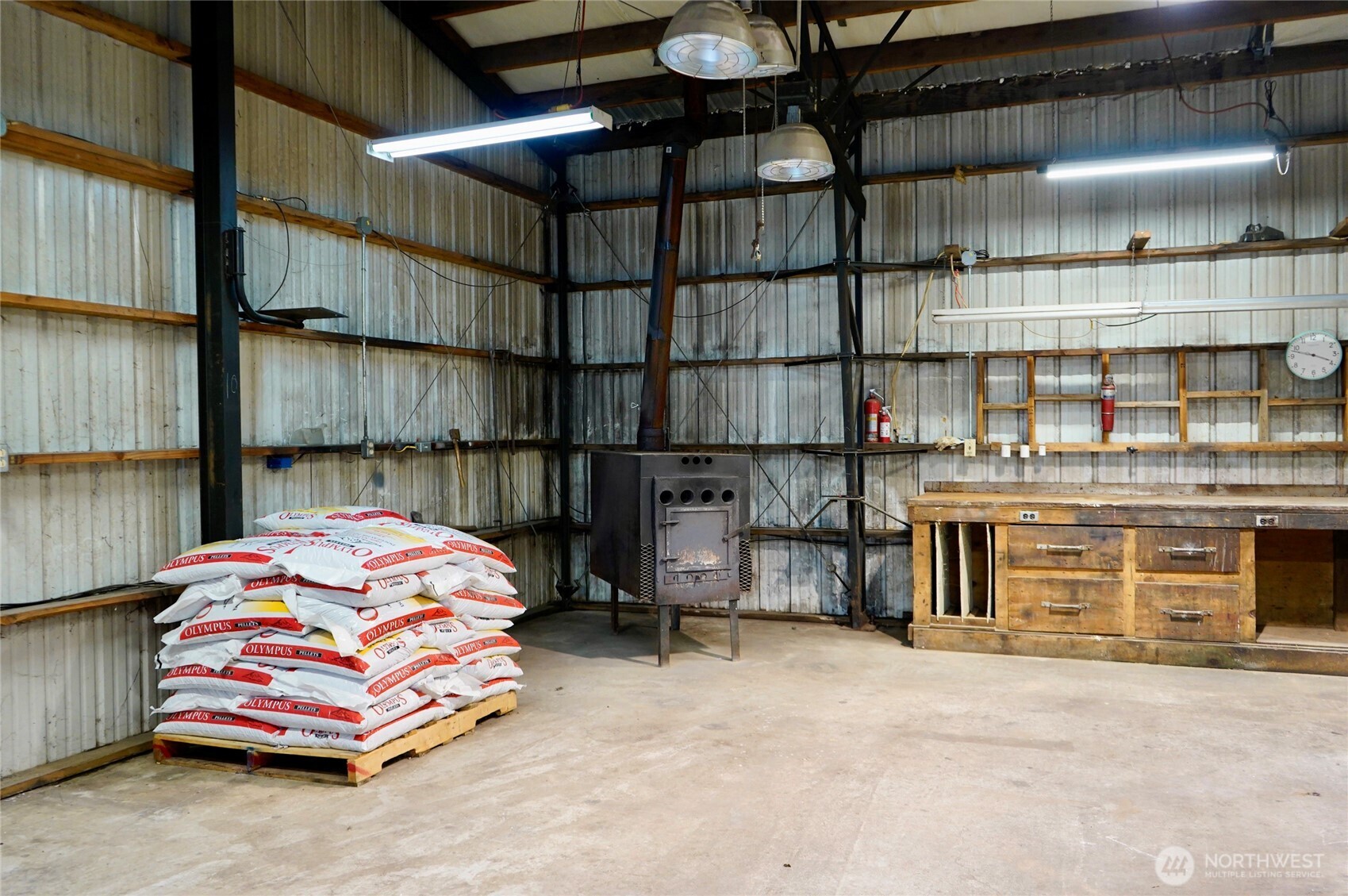 212 McGeary Road Kelso, WA 98626 - Photo 19 of 20 a bedroom with a bed and a cabinets
