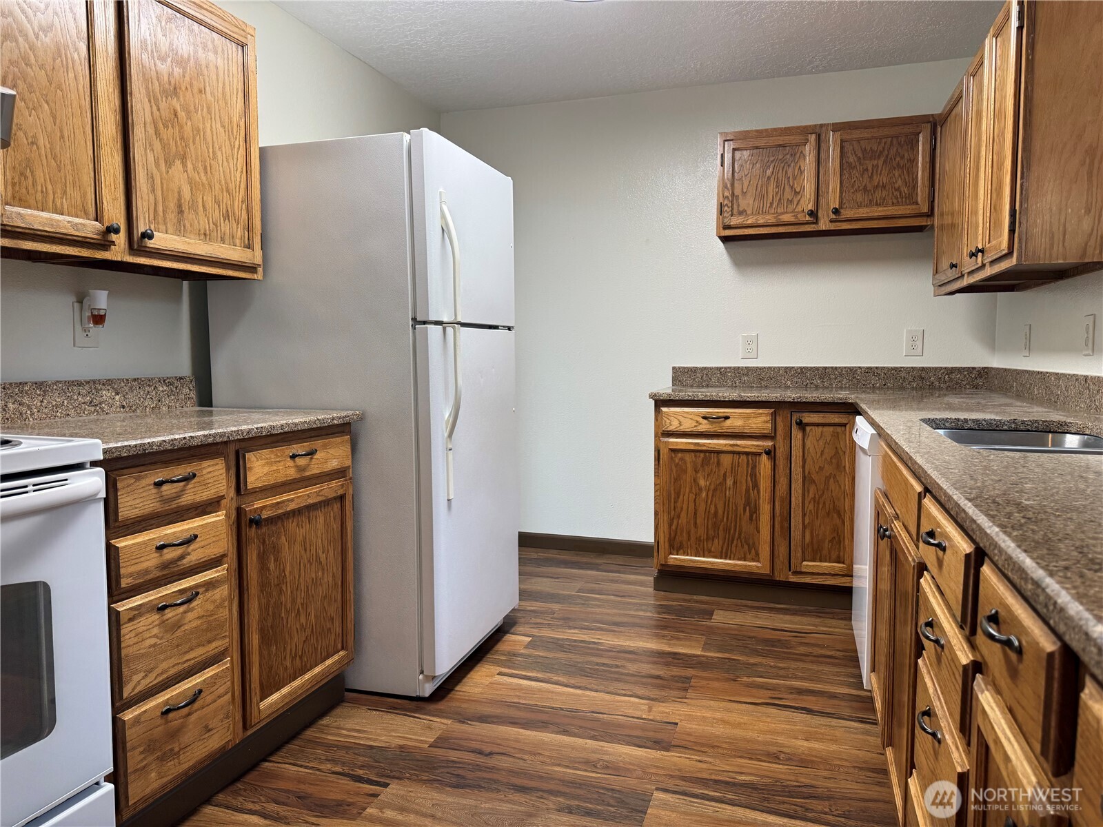 212 McGeary Road Kelso, WA 98626 - Photo 3 of 20 a kitchen with stainless steel appliances granite countertop a refrigerator and a stove