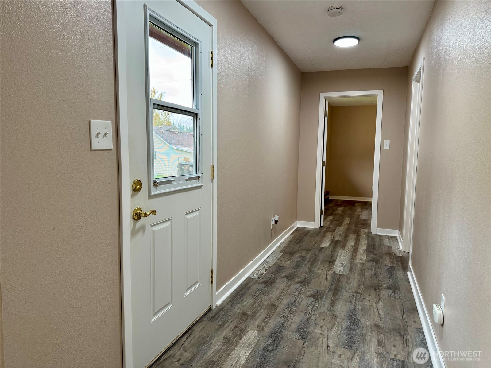 212 McGeary Road Kelso, WA 98626 - Photo 6 of 20 a view of a hallway with wooden floor and a bathroom