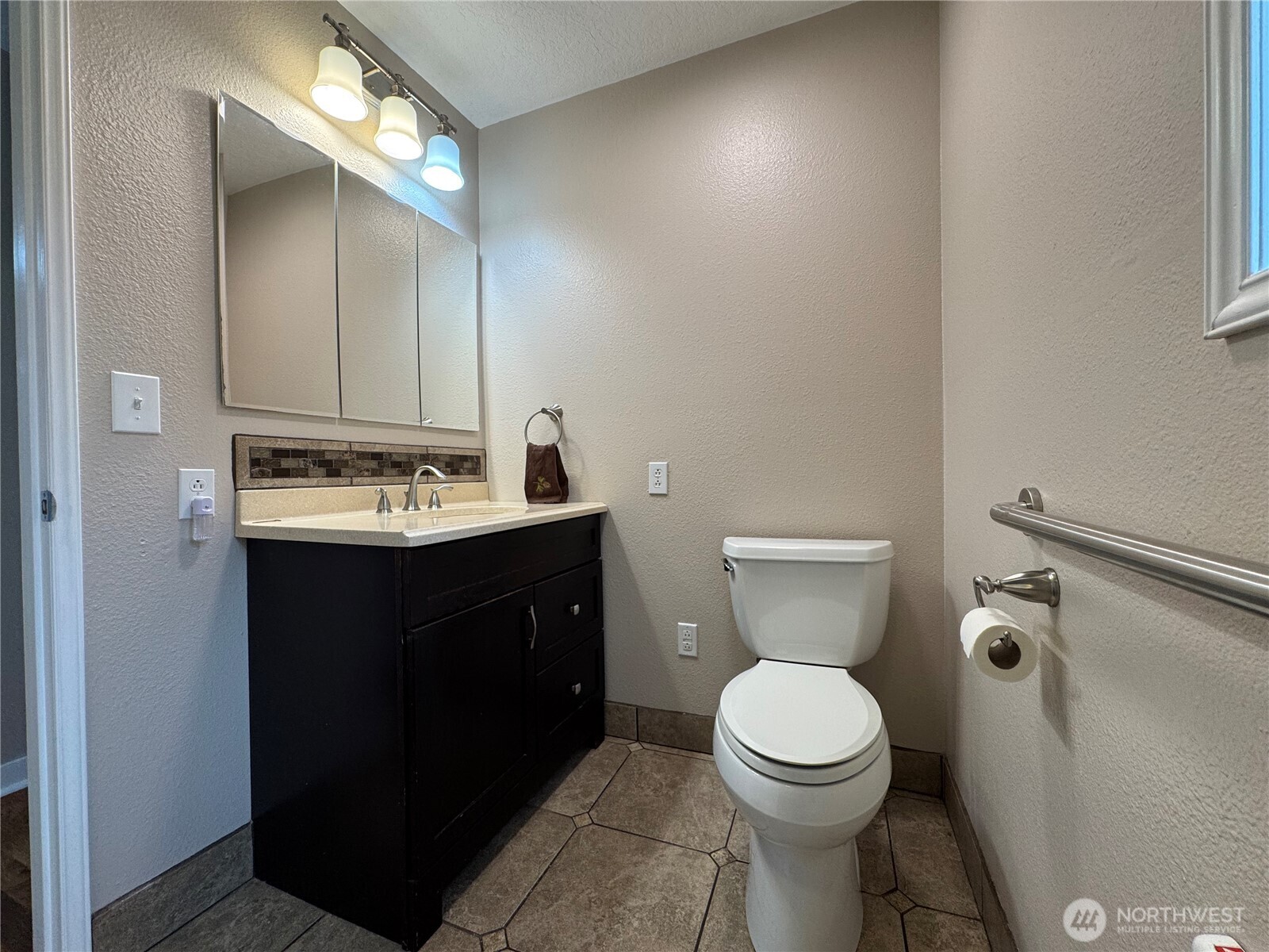 212 McGeary Road Kelso, WA 98626 - Photo 8 of 20 a bathroom with a sink vanity mirror and toilet