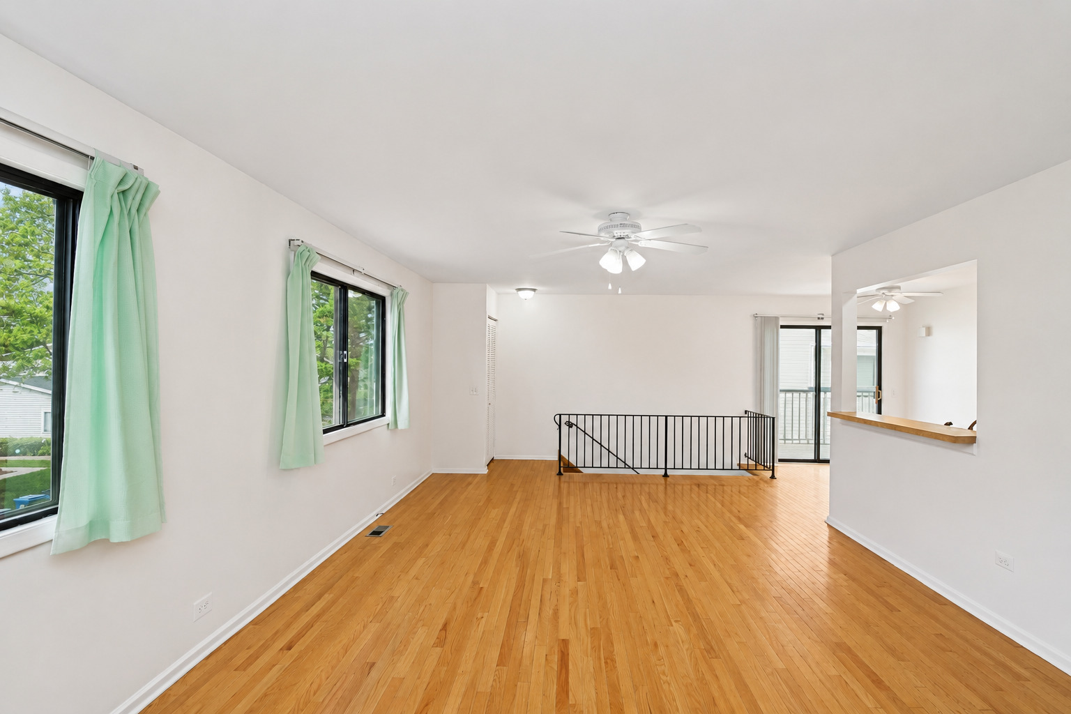 707 Sunfish Point, Unit 707 Schaumburg, IL 60194 - Photo 9 of 20 a spacious bedroom with a bed and wooden floor