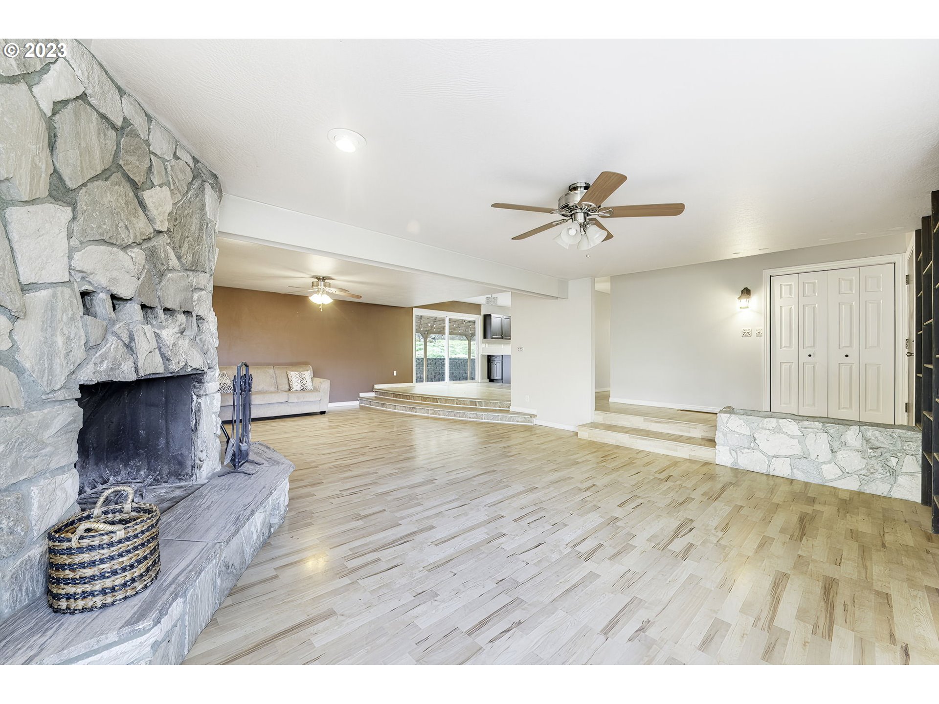 402 Coal Creek Road Longview, WA 98632 - Photo 4 of 45 Living Room