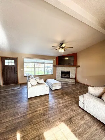 $315,900 | 106 South Elm Street, Blue Eye, MO 65611