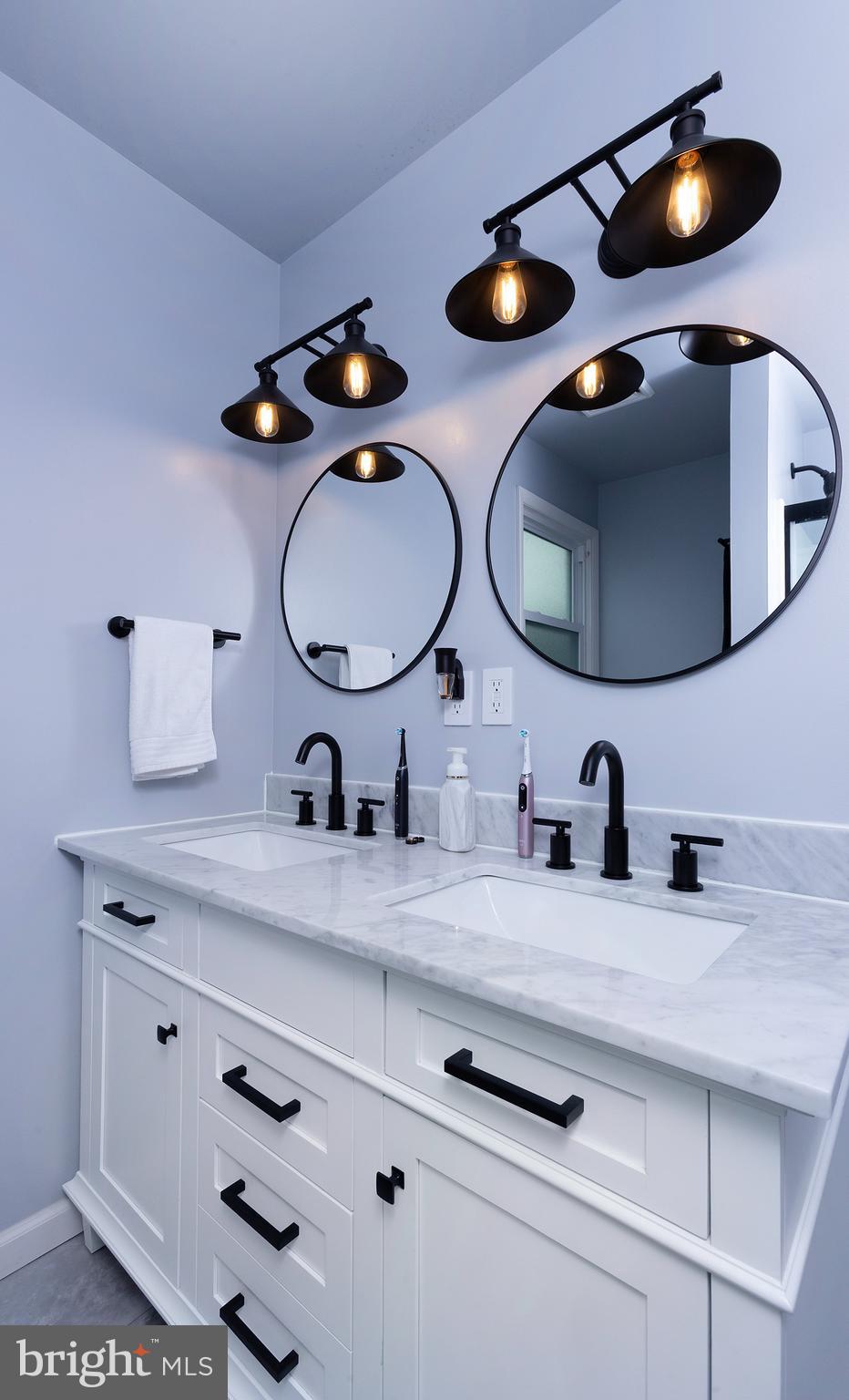 6331 B Old Carlisle Road Dover, PA 17315 - Photo 20 of 40 Double Vanity...Niew. Primary Bathroom.