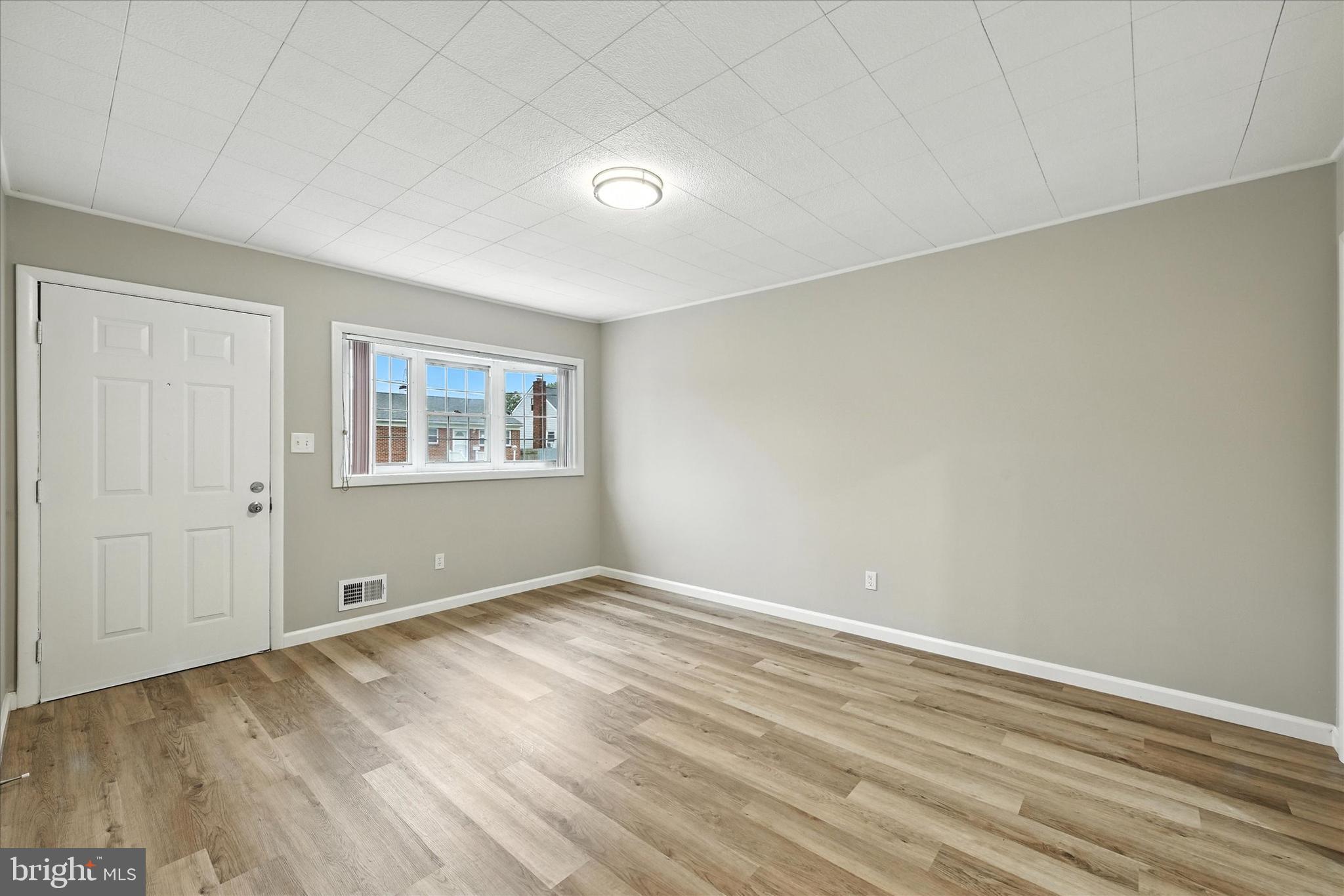 120 Cedar Hill Road Baltimore, MD 21225 - Photo 4 of 28 Living Room