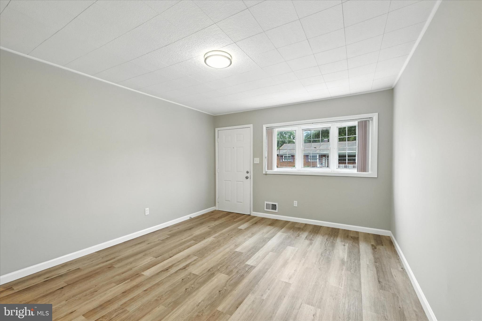 120 Cedar Hill Road Baltimore, MD 21225 - Photo 5 of 28 Living Room