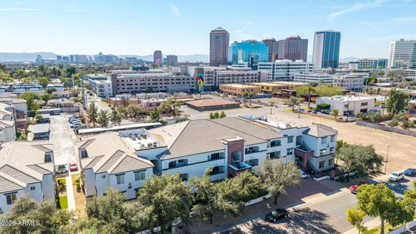 a view of entryway with a flower garden