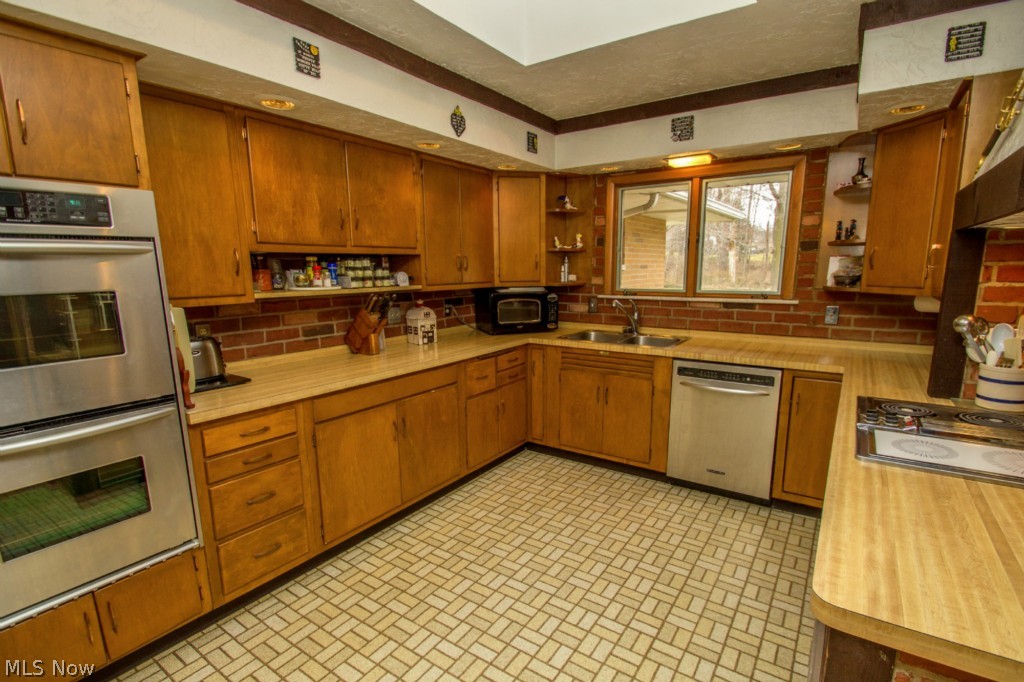 8119 Dalebrook Road Independence, OH 44131 - Photo 9 of 25 Fully Applianced Kitchen