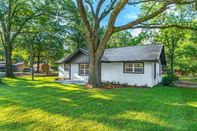 a view of a house with a yard