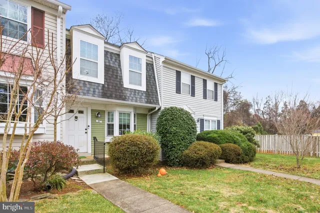 a view of a house with backyard and garden