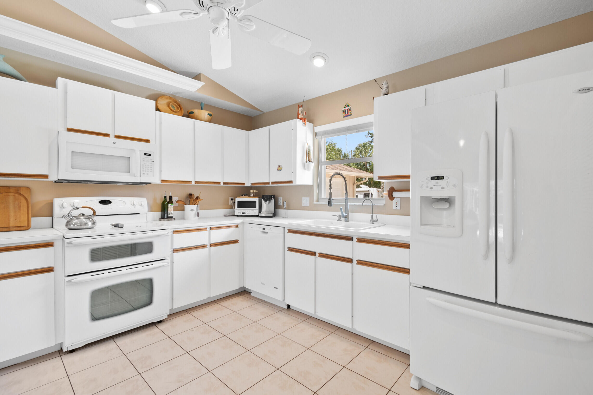 9232 154th Road North Jupiter, FL 33478 - Photo 9 of 40 Kitchen