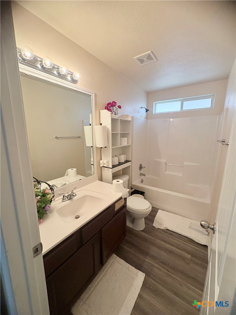 1035 Hamilton Lane Belton, TX 76513 - Photo 7 of 18 Guest bathroom