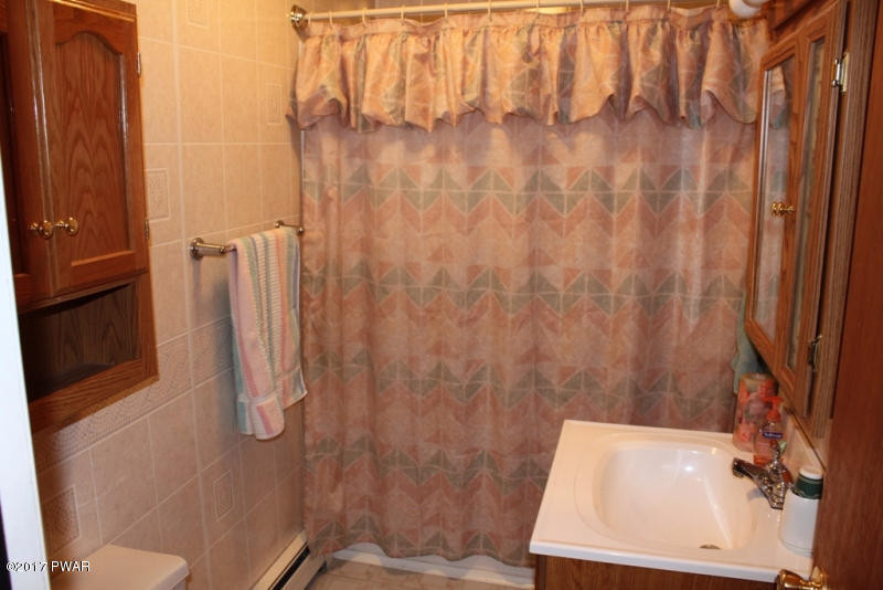134 Wynooska Road Greentown, PA 18426 - Photo 8 of 10 23 Bath 1