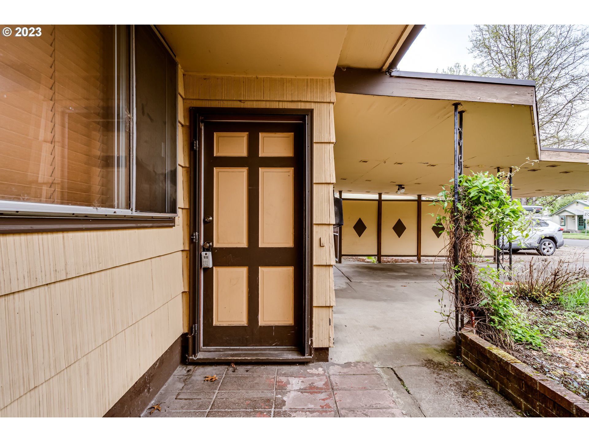 1163 D Street Springfield, OR 97477 - Photo 4 of 37 a view of front door