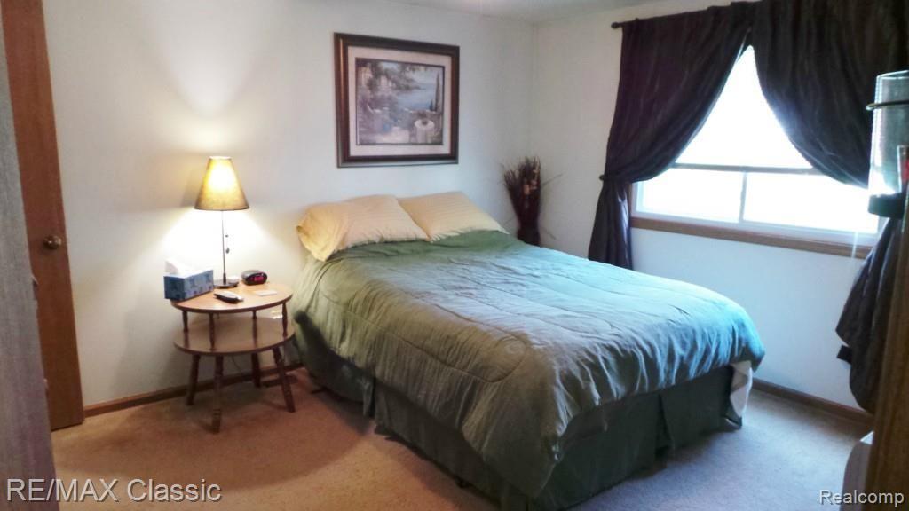 1233 Bangor Road Waterford, MI 48328 - Photo 12 of 19 Master bedroom
