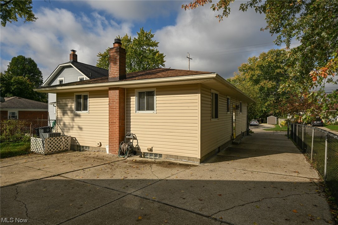 1609 Breiding Road Akron, OH 44310 - Photo 11 of 33