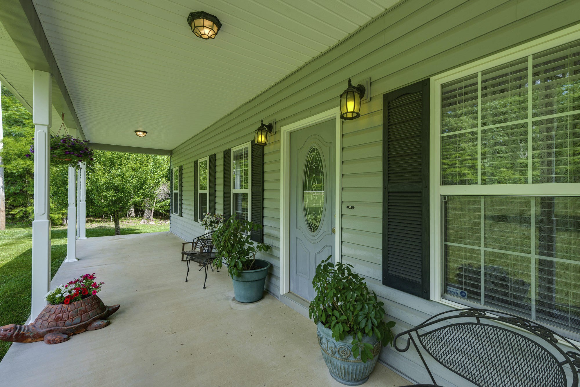 1779 Hillendale Road Crossville, TN 38572 - Photo 38 of 40 a room with furniture and potted plants