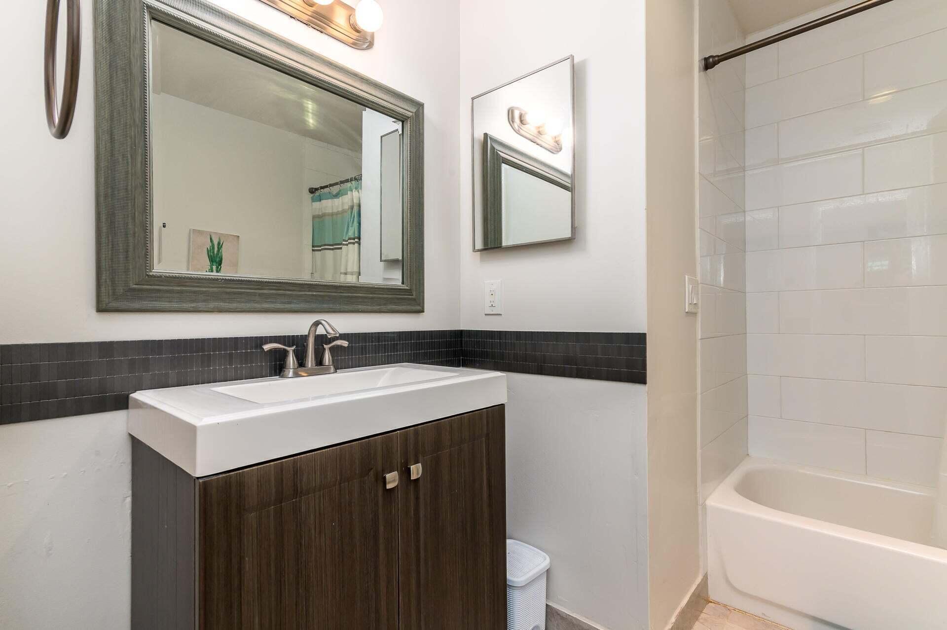 375 Sequoia Lane Boca Raton, FL 33487 - Photo 13 of 28 375 Sequoia guest bath