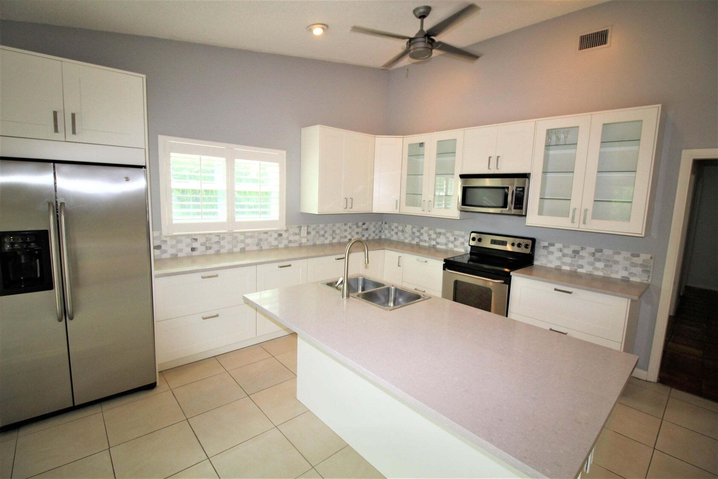 375 Sequoia Lane Boca Raton, FL 33487 - Photo 4 of 28 375 kitchen