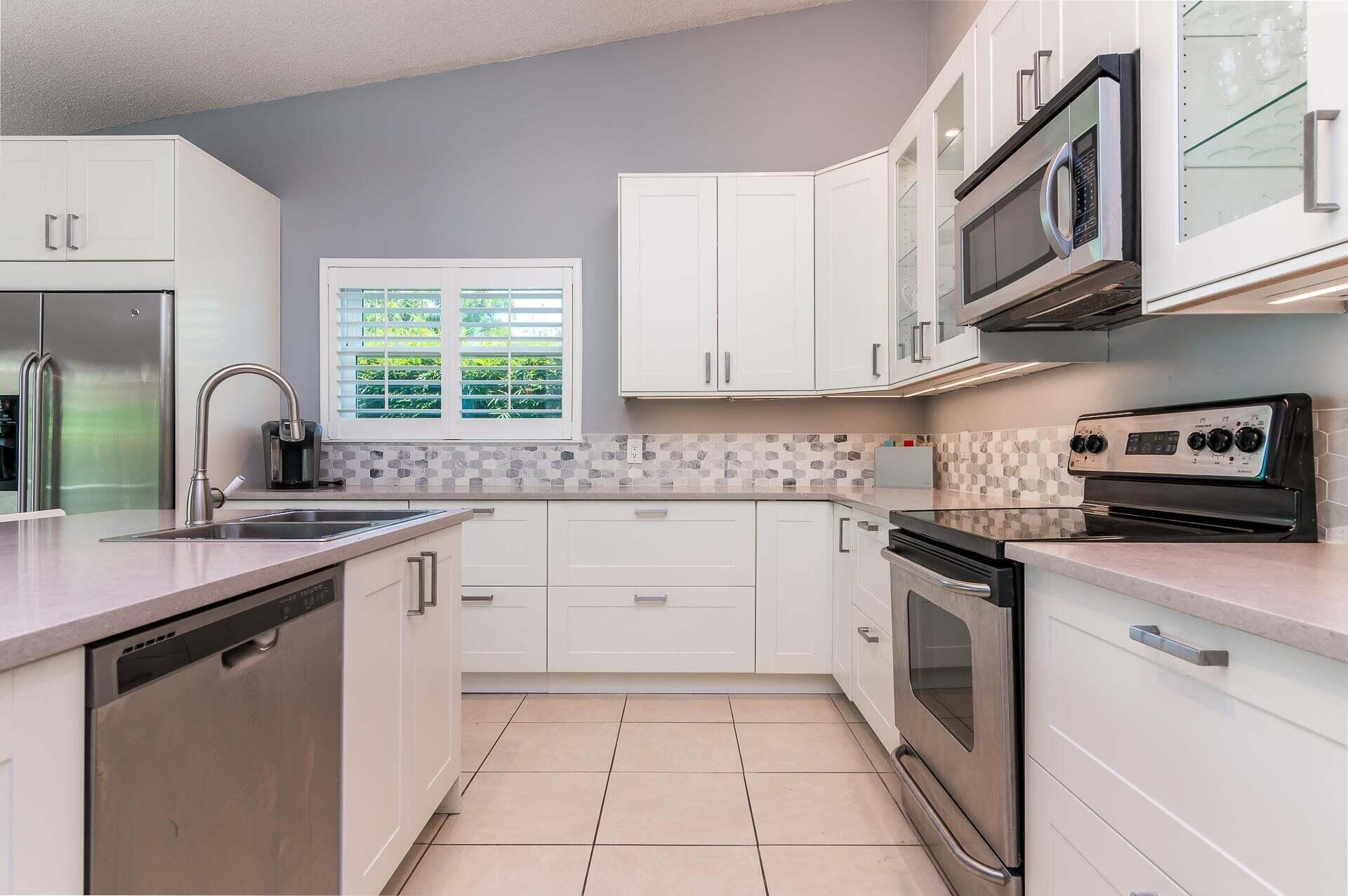 375 Sequoia Lane Boca Raton, FL 33487 - Photo 5 of 28 375 Sequoia kitchen2