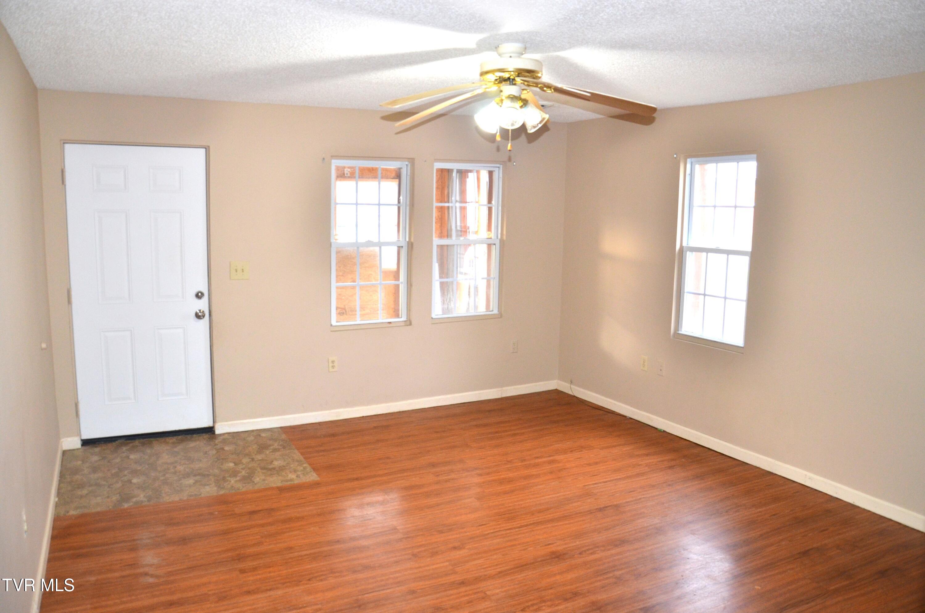 214 East Ravine Road, Unit 11 Kingsport, TN 37660 - Photo 3 of 18 DSC_0643