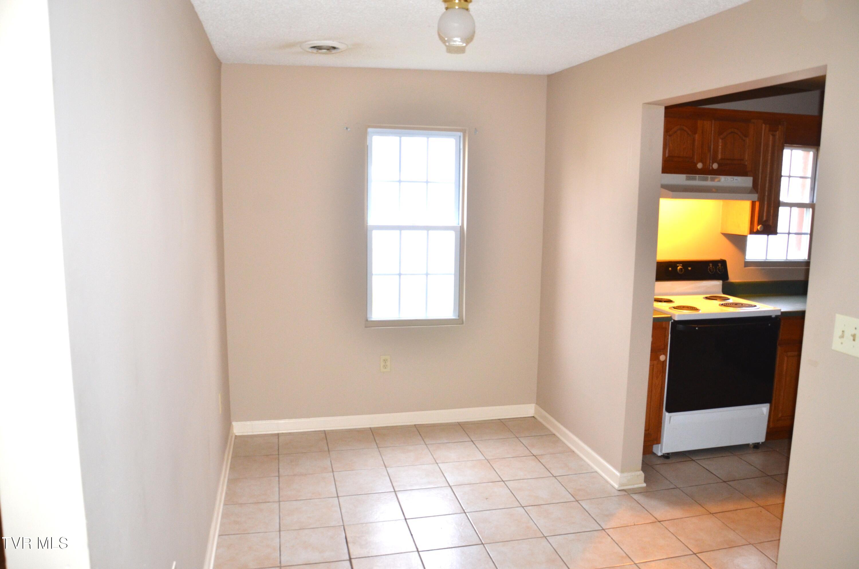 214 East Ravine Road, Unit 11 Kingsport, TN 37660 - Photo 4 of 18 DSC_0644