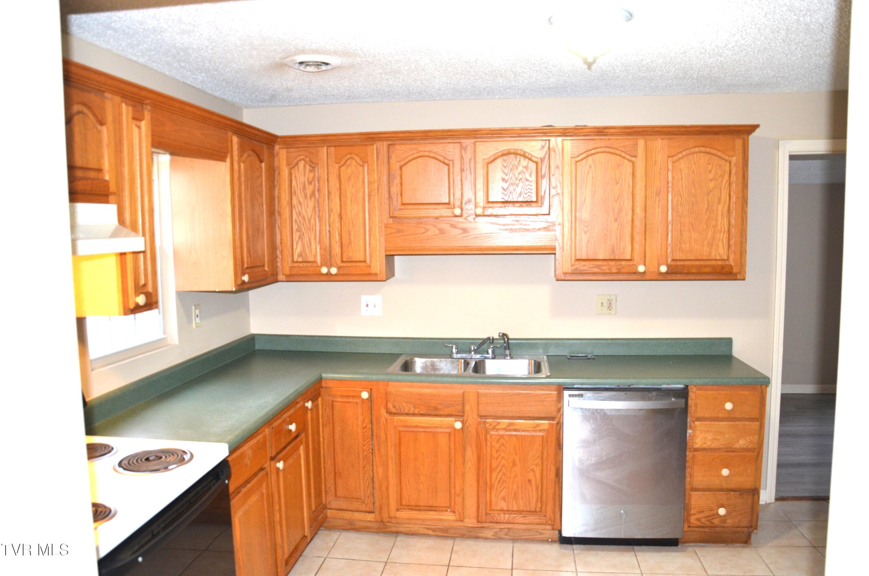 214 East Ravine Road, Unit 11 Kingsport, TN 37660 - Photo 5 of 18 DSC_0645