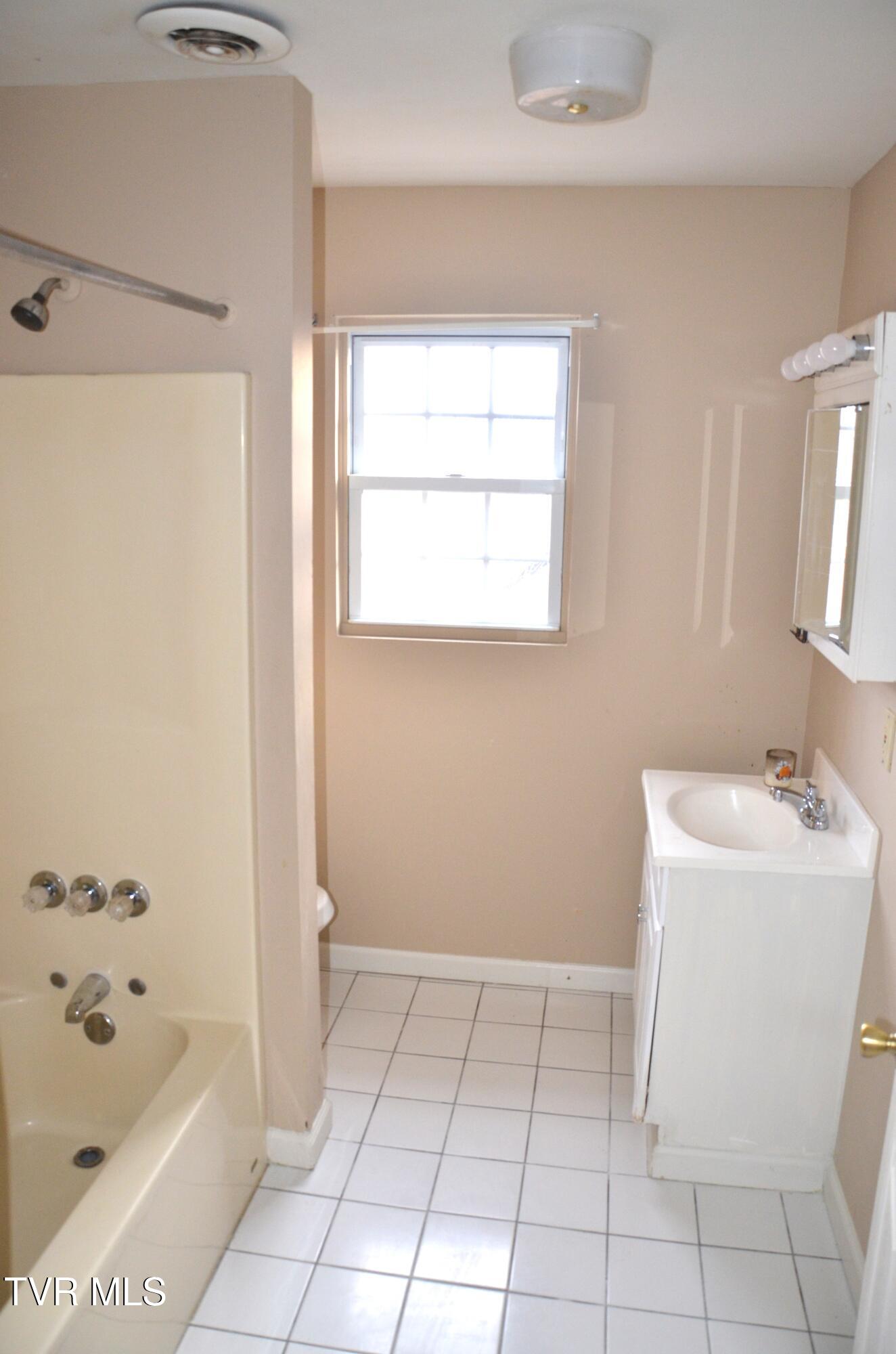 214 East Ravine Road, Unit 11 Kingsport, TN 37660 - Photo 10 of 18 DSC_0650