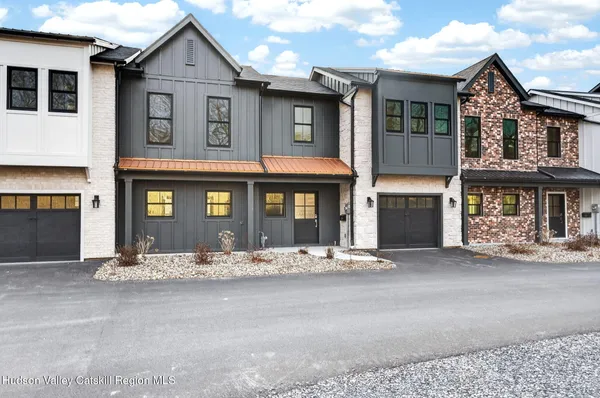 $925,000 | 16 Icehouse Drive, Saugerties, NY 12477