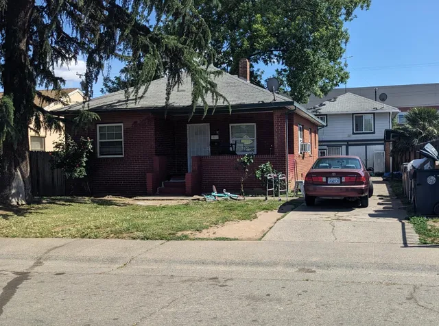 a car parked in front of a house