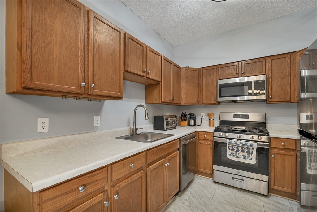 21 Hampshire Road, Unit 111 Methuen, MA 01844 - Photo 2 of 23