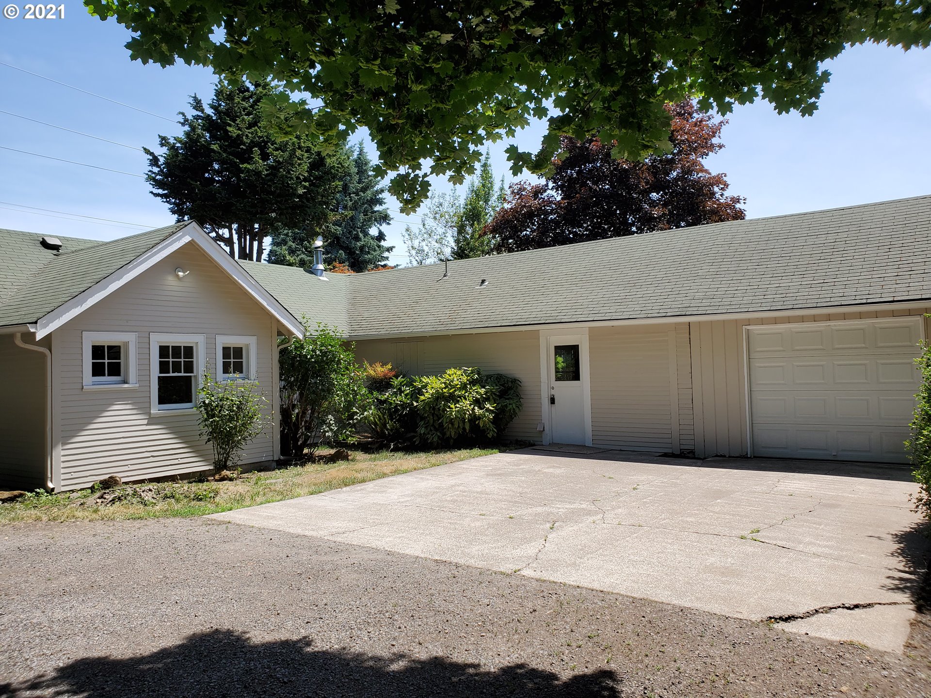 2320 Laura Street Springfield, OR 97477 - Photo 2 of 17