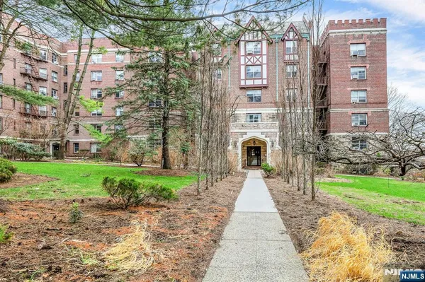 $439,000 | 100 East Palisade Avenue, Unit D45, Englewood, NJ 07631