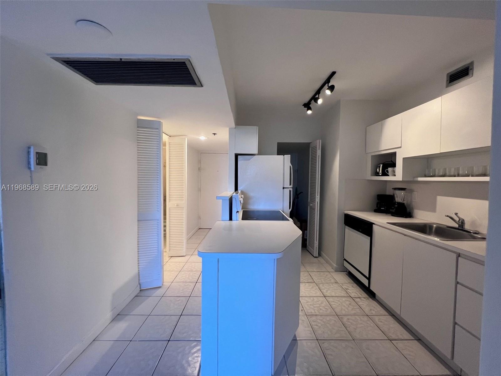 100 Lincoln Road, Unit 415 Miami Beach, FL 33139 - Photo 5 of 32