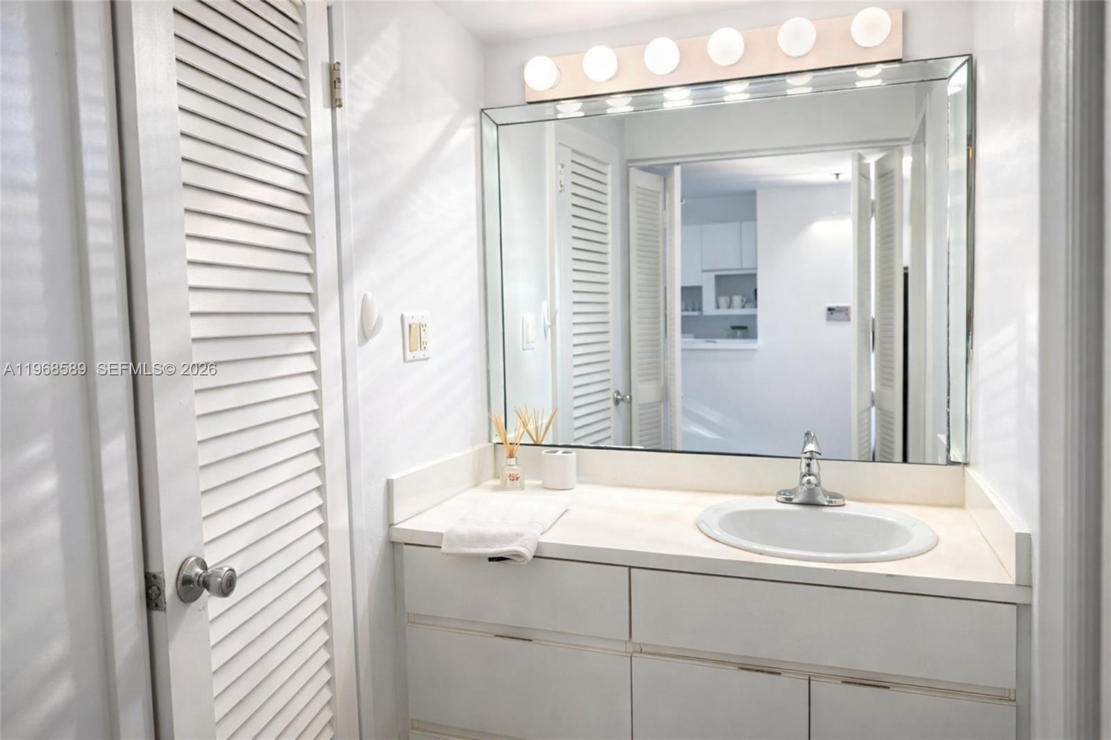 100 Lincoln Road, Unit 415 Miami Beach, FL 33139 - Photo 8 of 32